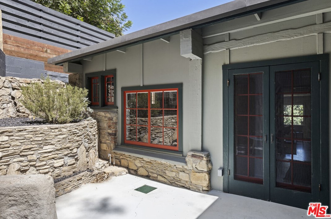 631 Pheasant Dr, Los Angeles CA  90065-4005 exterior