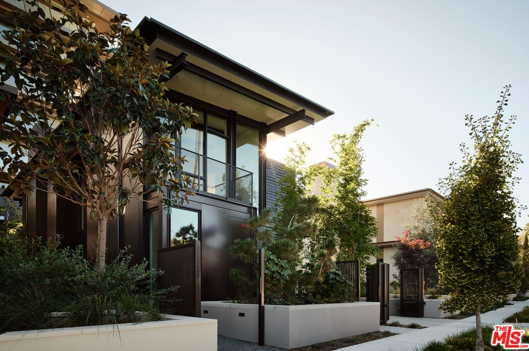 8870 Rosewood Ave, Los Angeles, CA 90069-2408