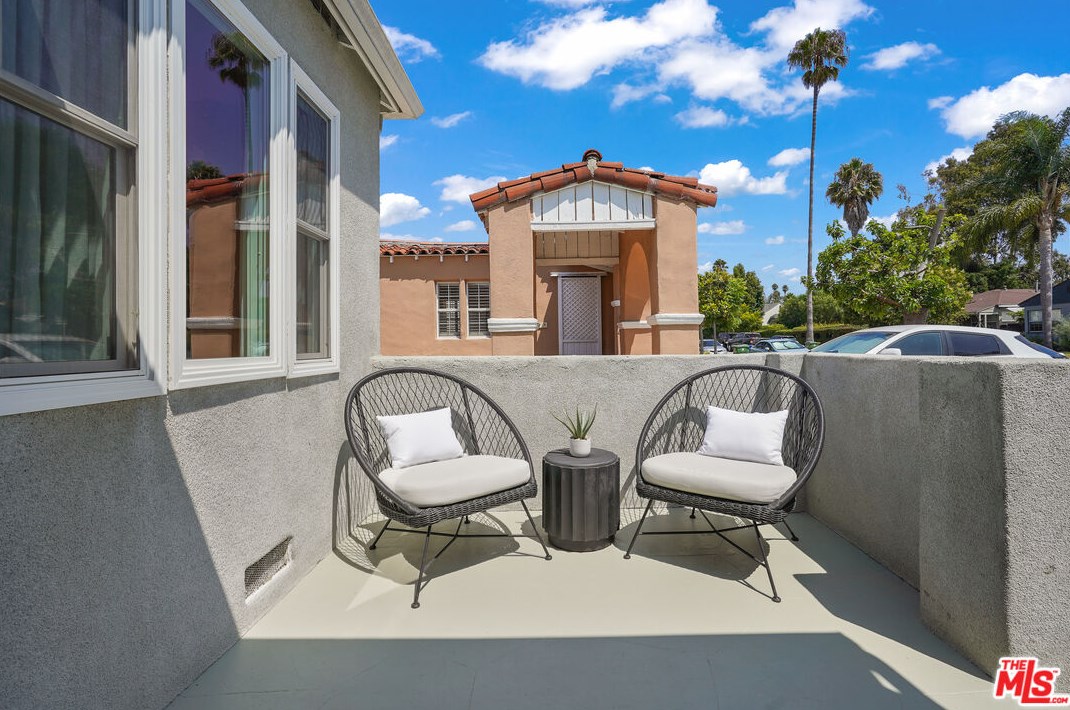 1529 Dunsmuir Ave, Los Angeles, CA 90019-4033