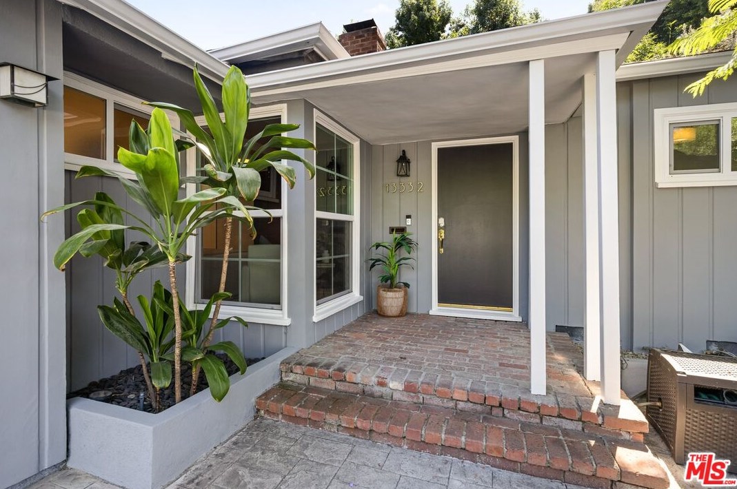 13332 Valleyheart Dr, Van Nuys, CA 91423