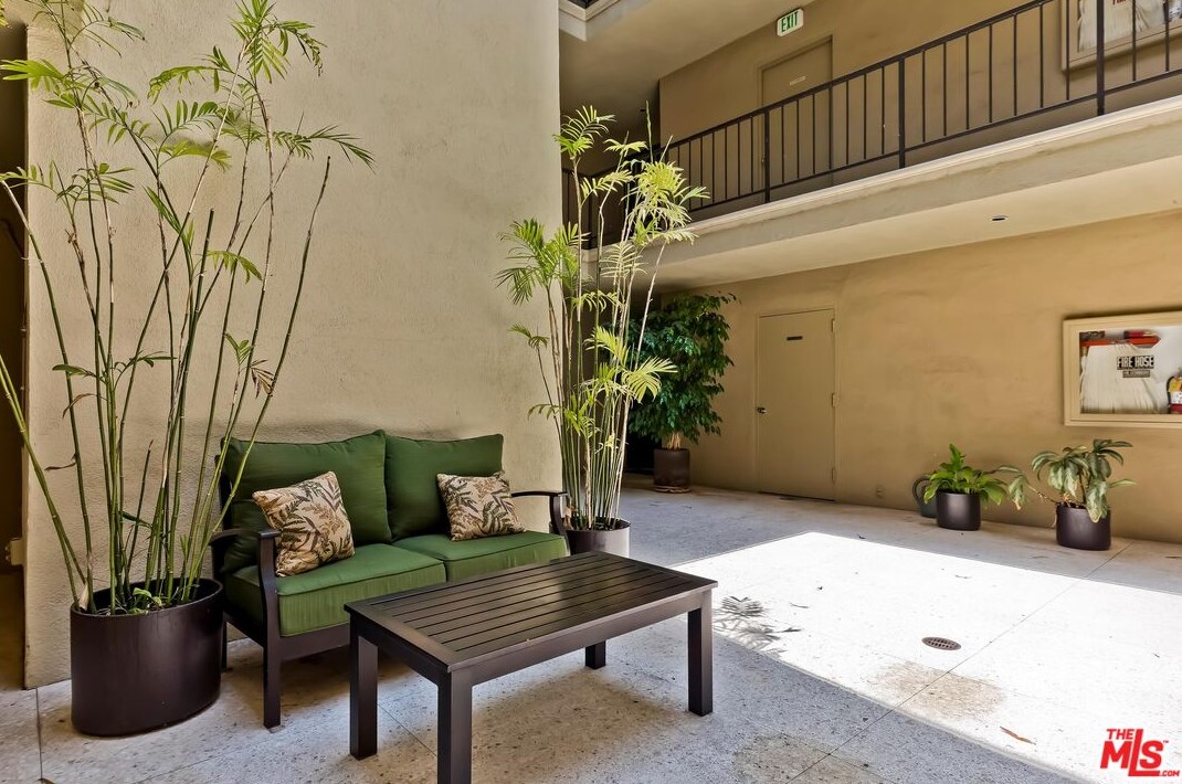 11789 Montana Ave, Los Angeles CA  90049-6711 exterior