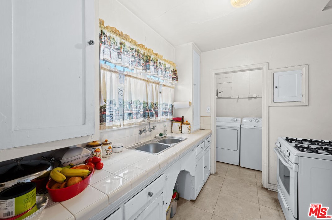 1743 70th St, Los Angeles CA  90001-2517 exterior