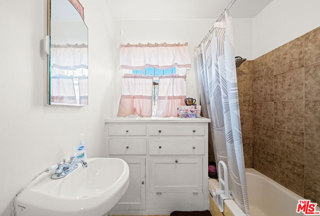 1743 70th St, Los Angeles CA  90001-2517 exterior