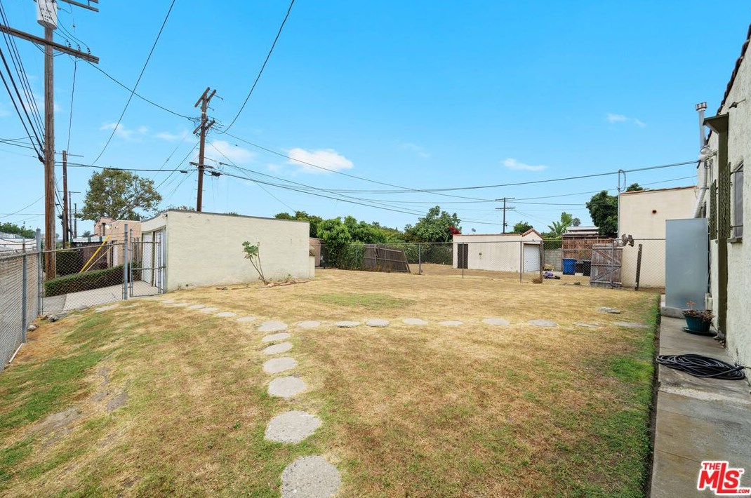 1743 70th St, Los Angeles CA  90001-2517 exterior