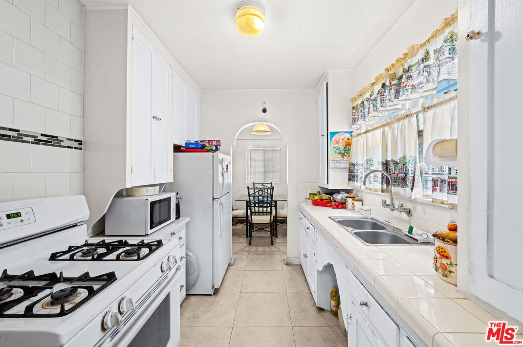 1743 70th St, Los Angeles CA  90001-2517 exterior