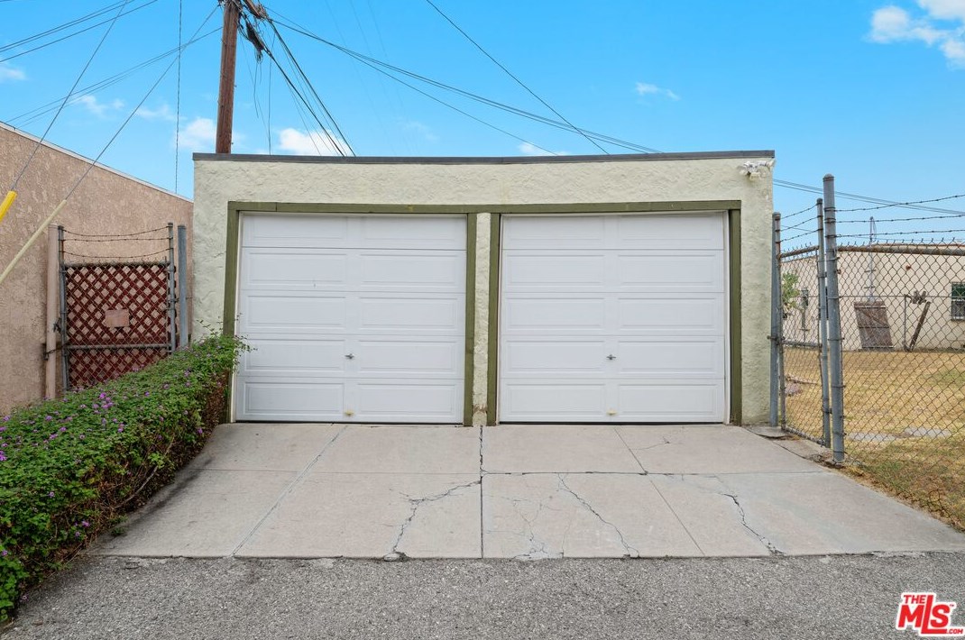 1743 70th St, Los Angeles CA  90001-2517 exterior