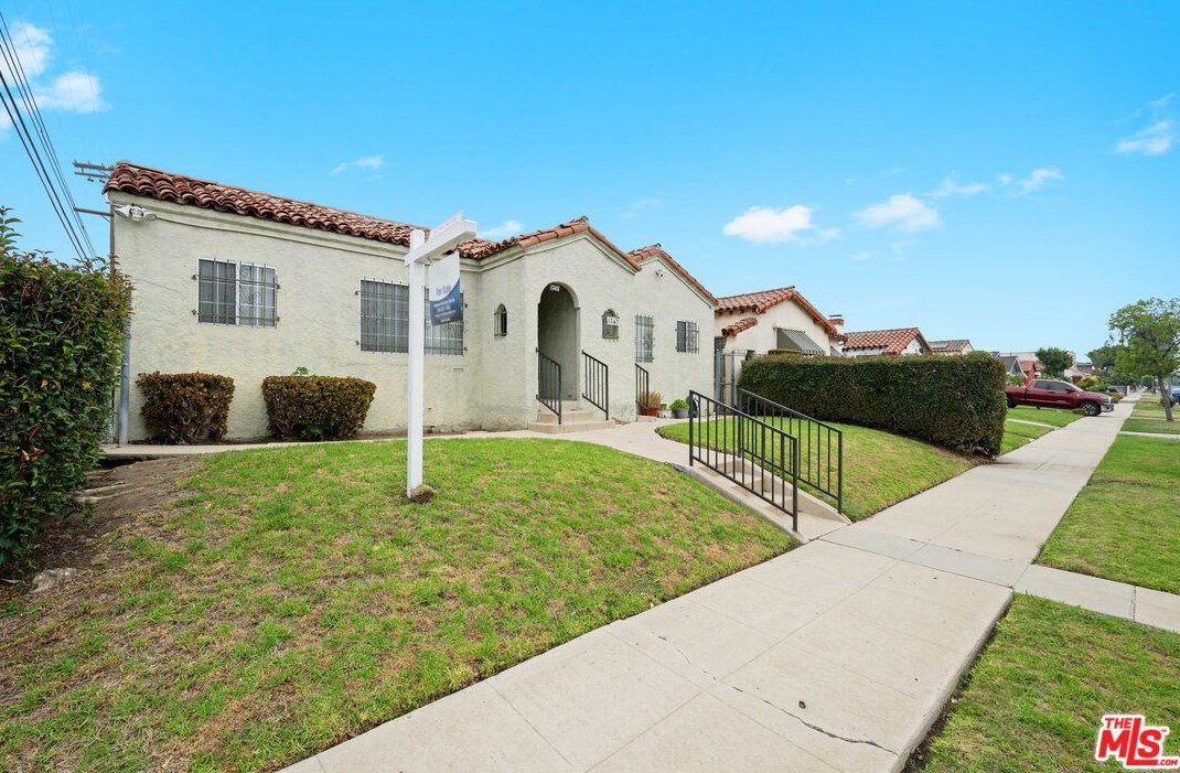 1743 70th St, Los Angeles CA  90001-2517 exterior