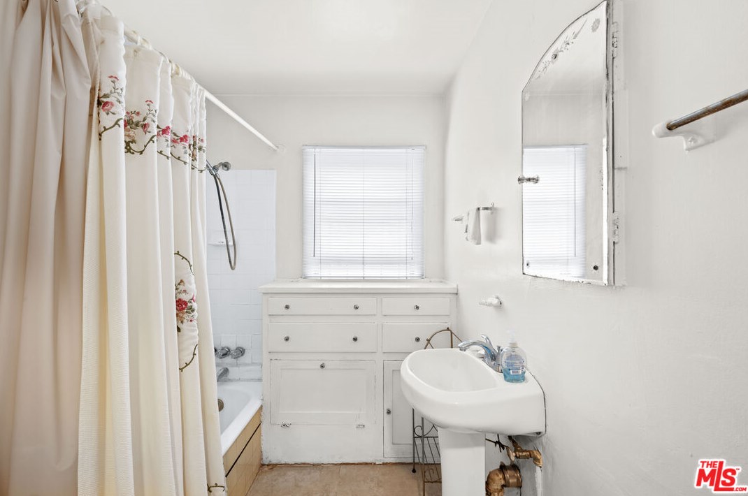 1743 70th St, Los Angeles CA  90001-2517 exterior