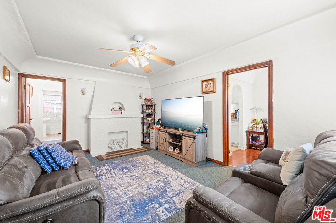 1743 70th St, Los Angeles CA  90001-2517 exterior