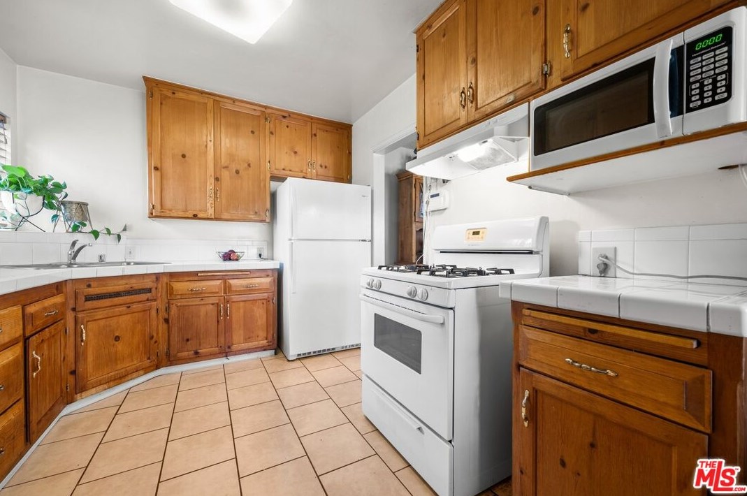 1479 101st St, Los Angeles CA  90002-2836 exterior