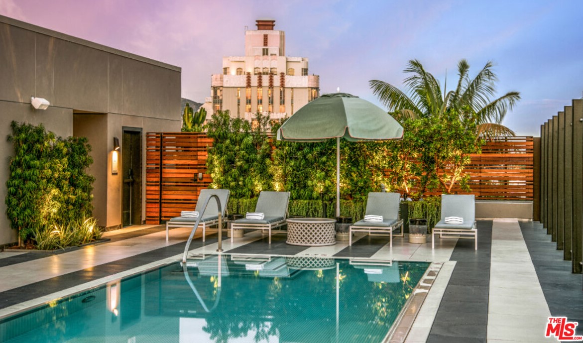8420 Sunset Blvd, Los Angeles CA  90069-1910 exterior