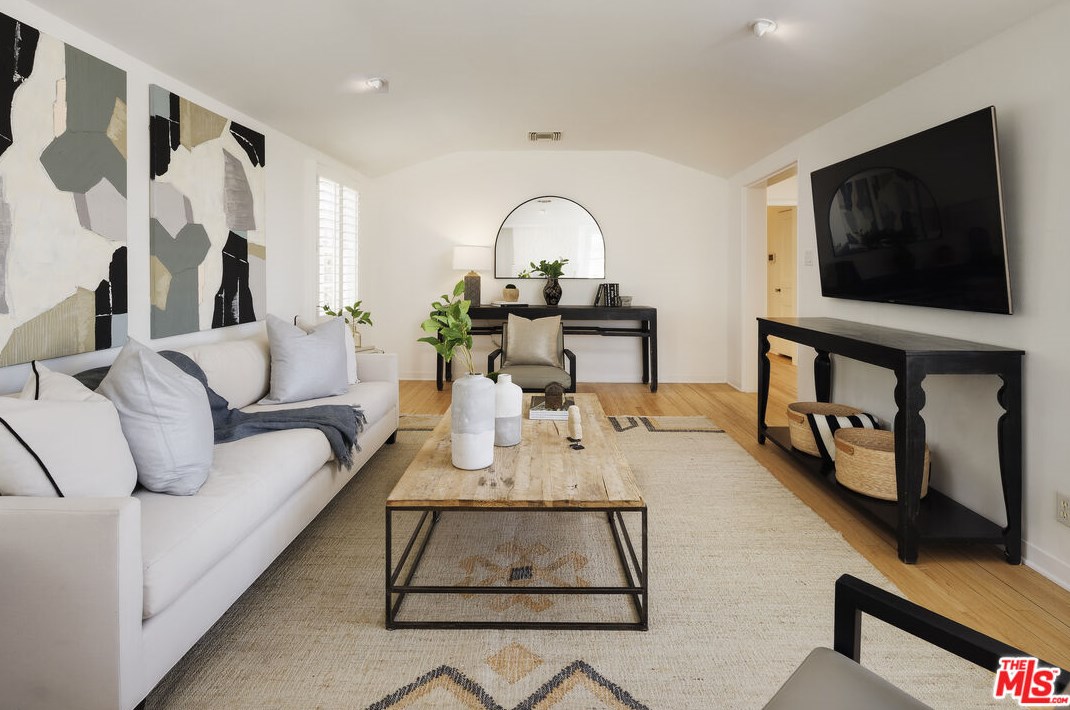 10613 Rochester Ave, Los Angeles, CA 90024-5009