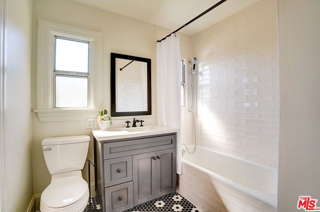 1944 Virginia Rd, Los Angeles CA  90016-3629 exterior