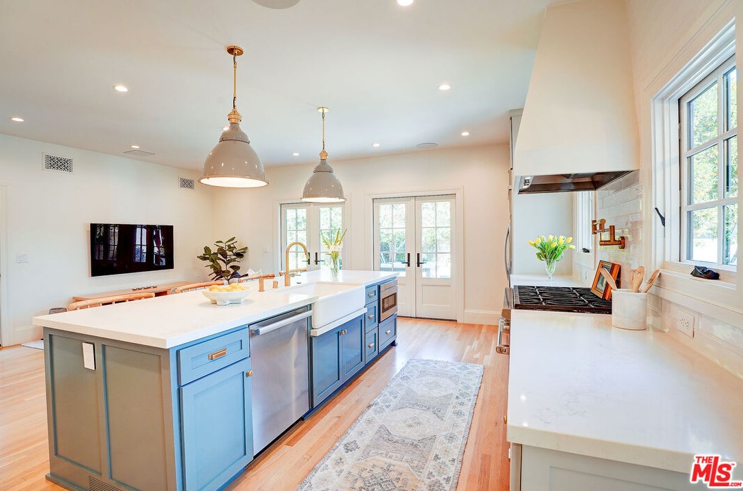 1944 Virginia Rd, Los Angeles CA  90016-3629 exterior