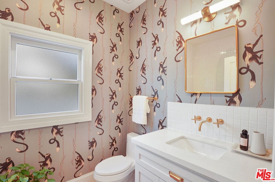 1944 Virginia Rd, Los Angeles CA  90016-3629 exterior