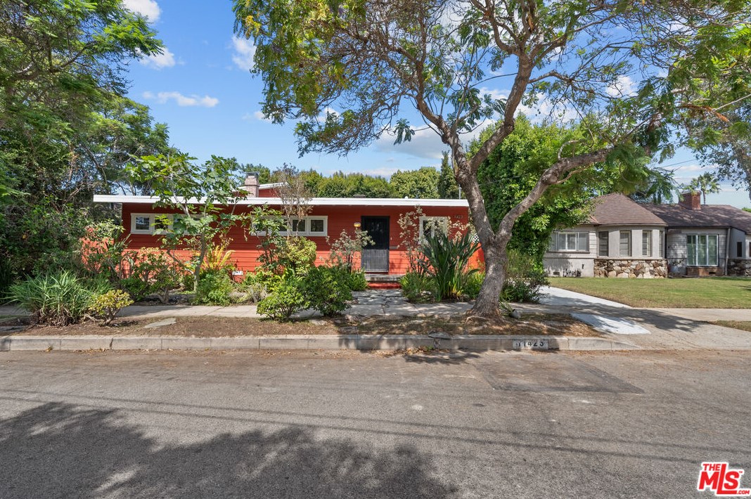 11423 Biona Dr, Los Angeles CA 90066-3307 exterior