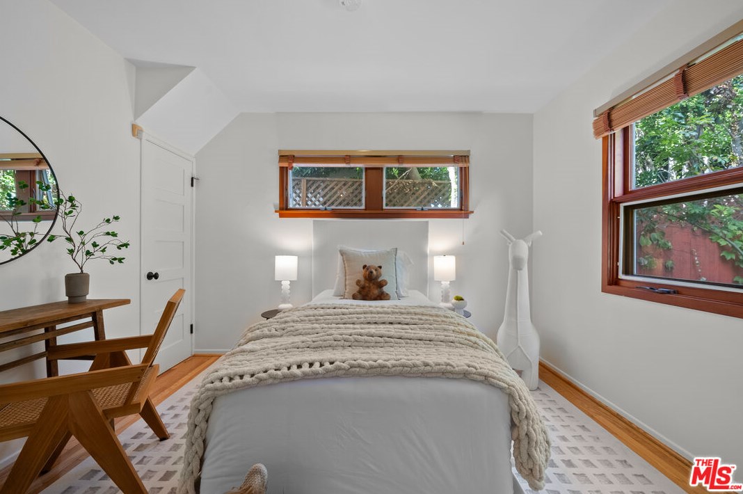 11423 Biona Dr, Los Angeles CA 90066-3307 exterior