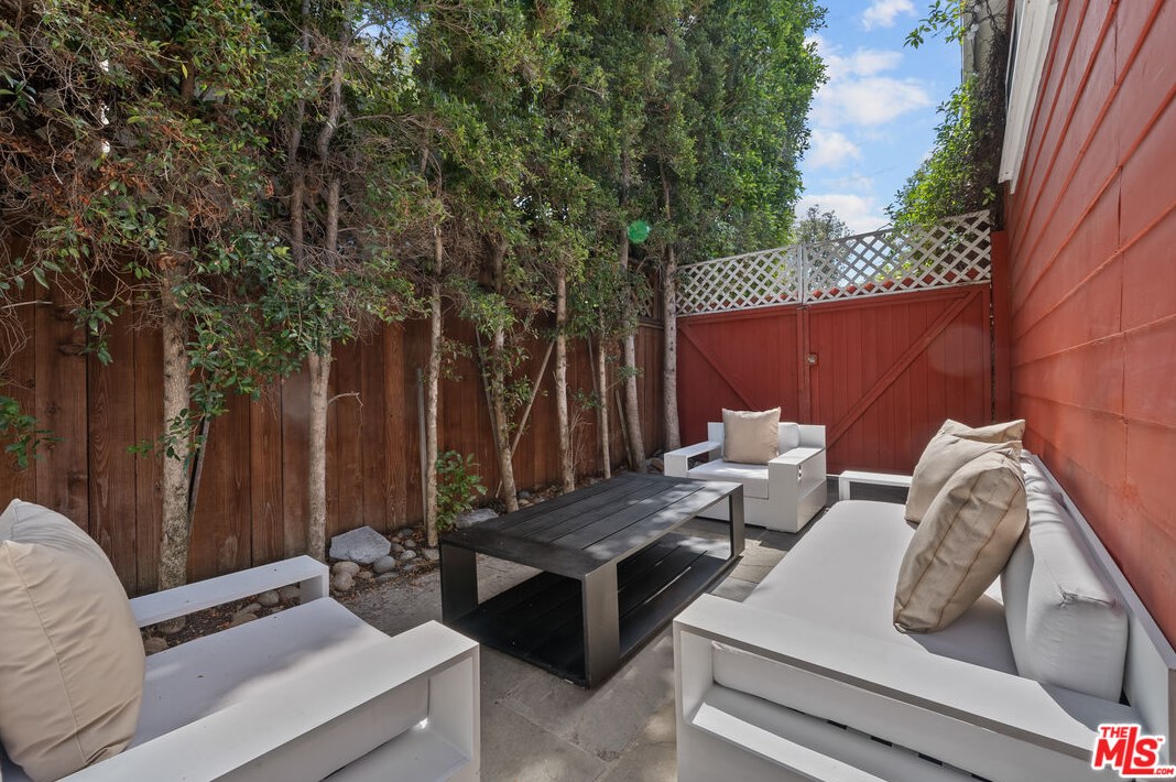 11423 Biona Dr, Los Angeles CA 90066-3307 exterior