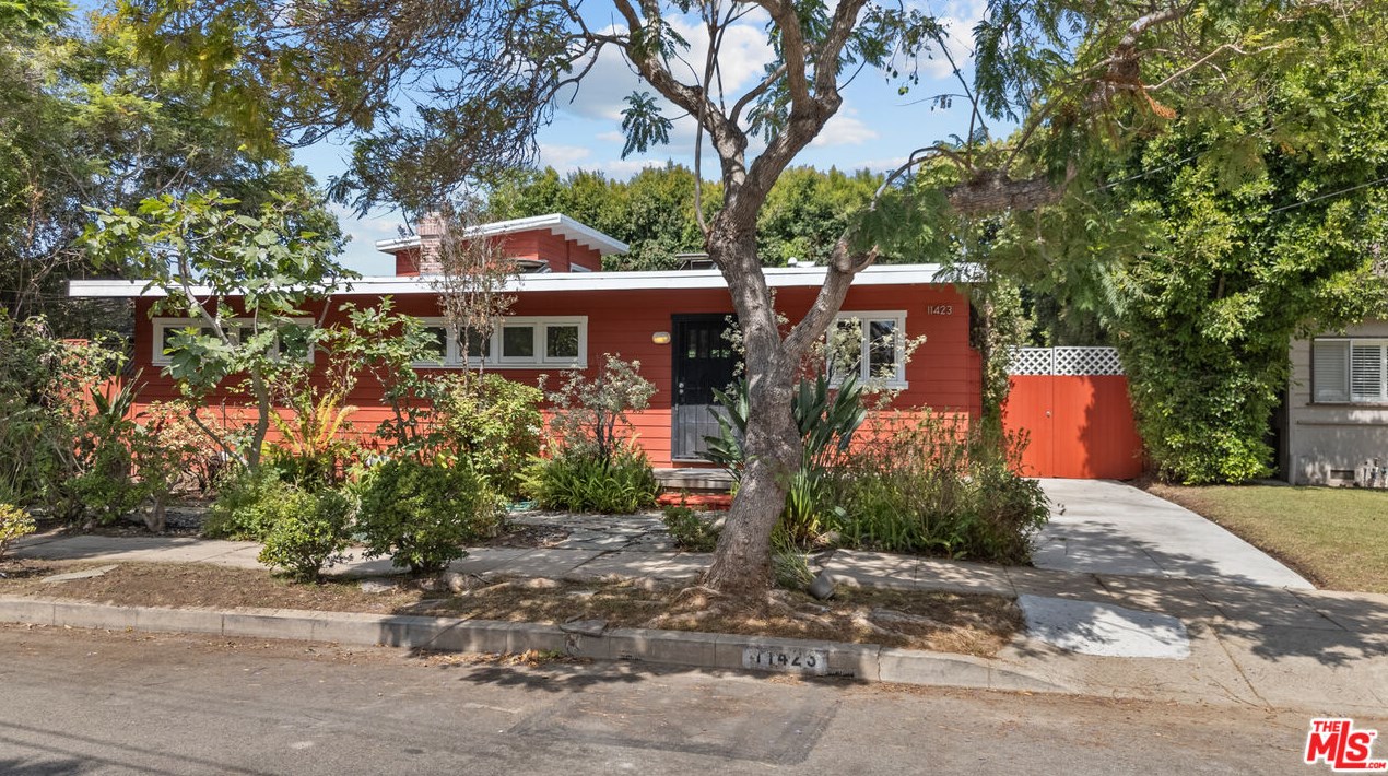 11423 Biona Dr, Los Angeles CA 90066-3307 exterior