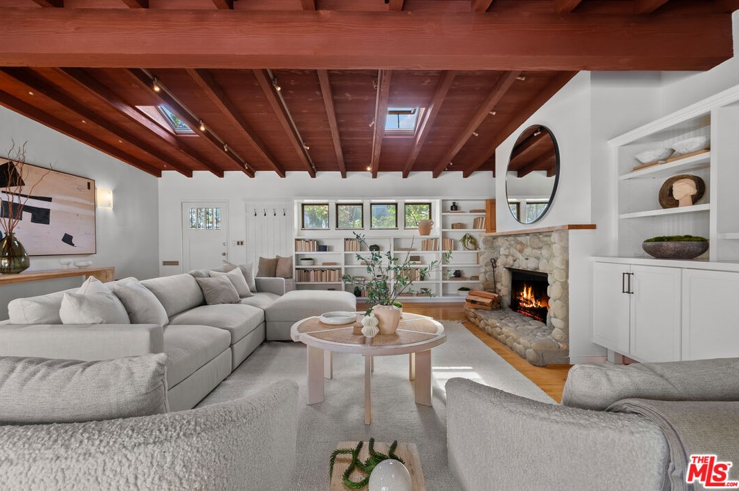 11423 Biona Dr, Los Angeles CA 90066-3307 exterior