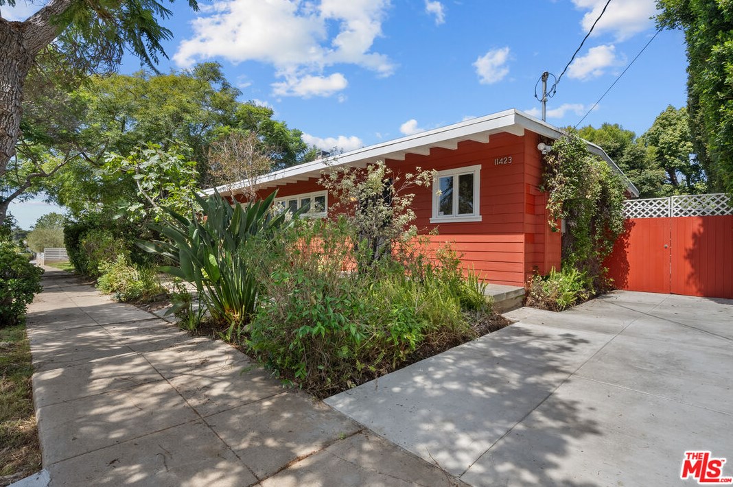 11423 Biona Dr, Los Angeles CA 90066-3307 exterior