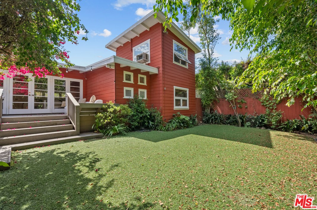 11423 Biona Dr, Los Angeles CA 90066-3307 exterior