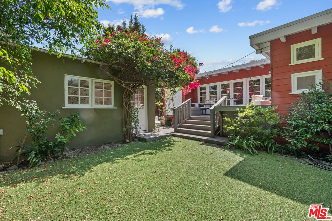 11423 Biona Dr, Los Angeles CA 90066-3307 exterior