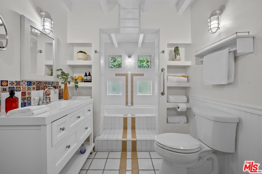 11423 Biona Dr, Los Angeles CA 90066-3307 exterior