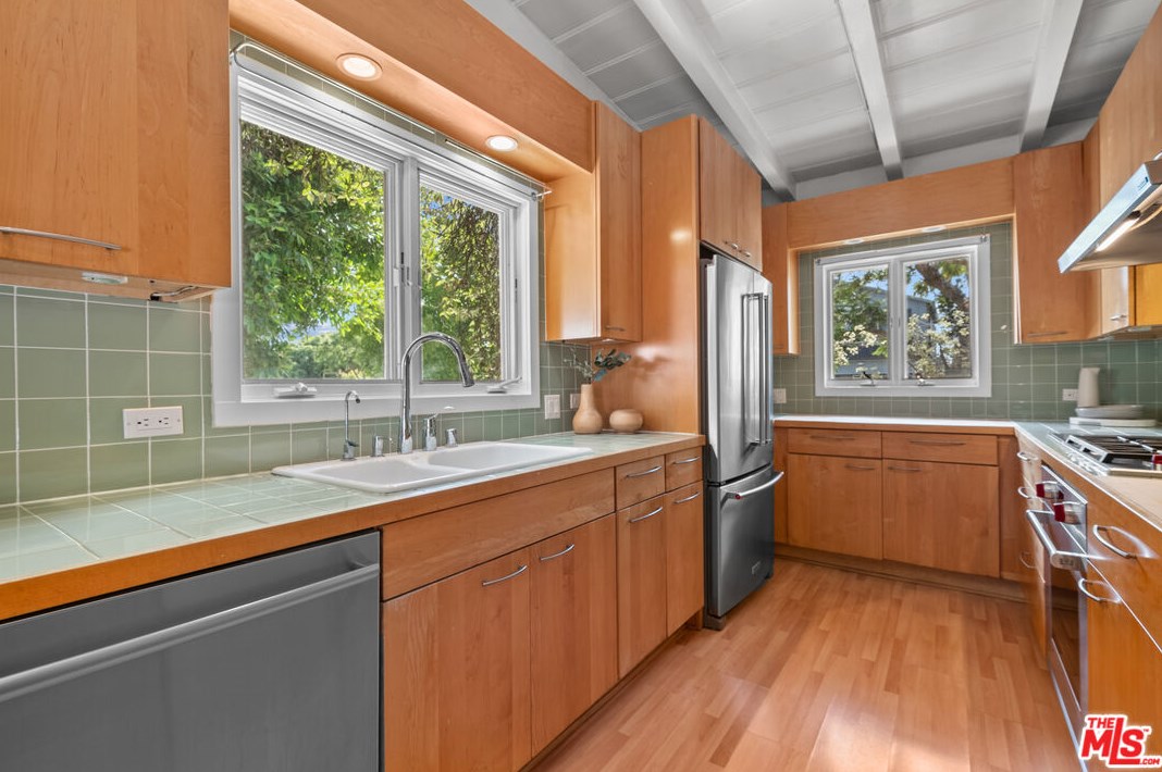 11423 Biona Dr, Los Angeles CA 90066-3307 exterior