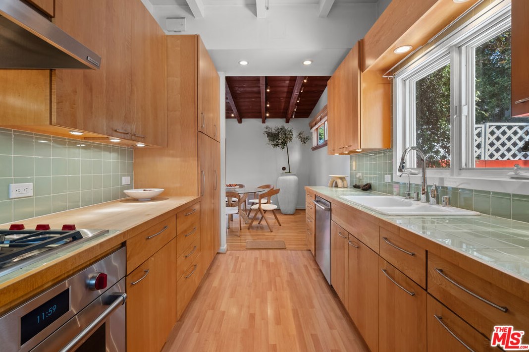 11423 Biona Dr, Los Angeles CA 90066-3307 exterior