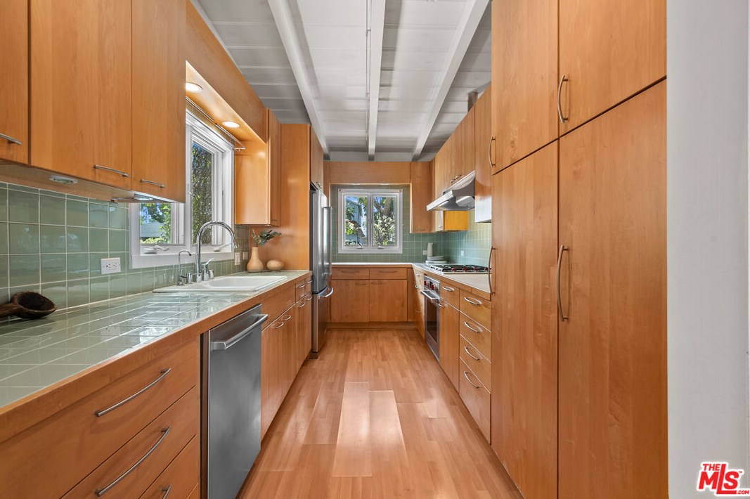 11423 Biona Dr, Los Angeles CA 90066-3307 exterior