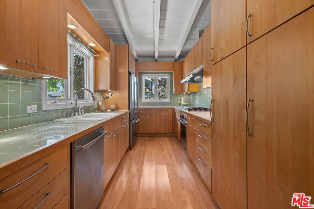 11423 Biona Dr, Los Angeles CA 90066-3307 exterior