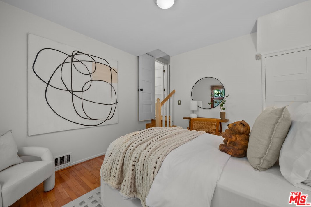 11423 Biona Dr, Los Angeles CA 90066-3307 exterior