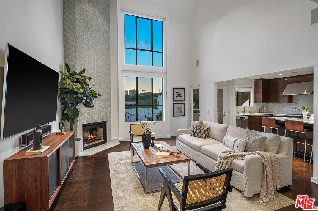 720 Huntley Dr, Los Angeles, CA 90069-5038