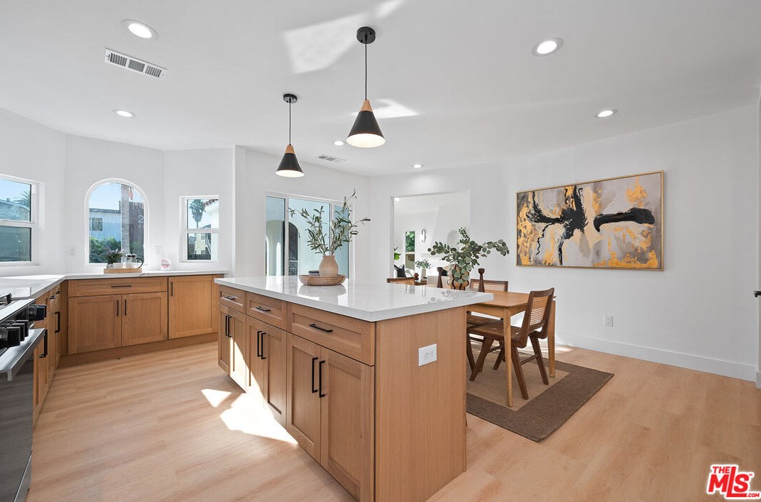 2758 Redondo Blvd, Los Angeles CA  90016-3468 exterior