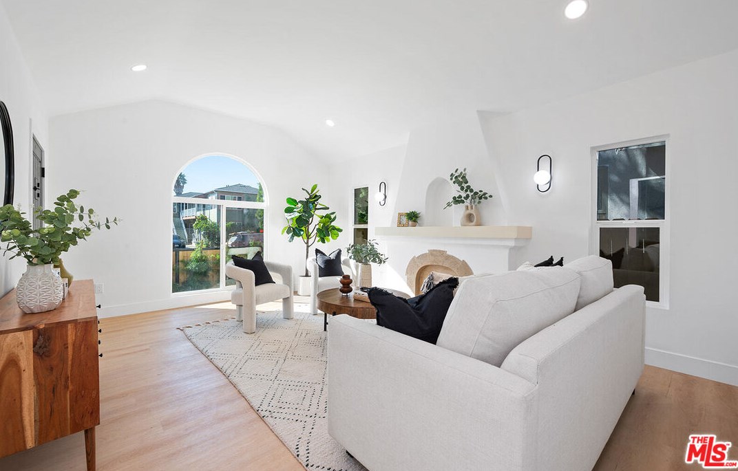 2758 Redondo Blvd, Los Angeles CA  90016-3468 exterior