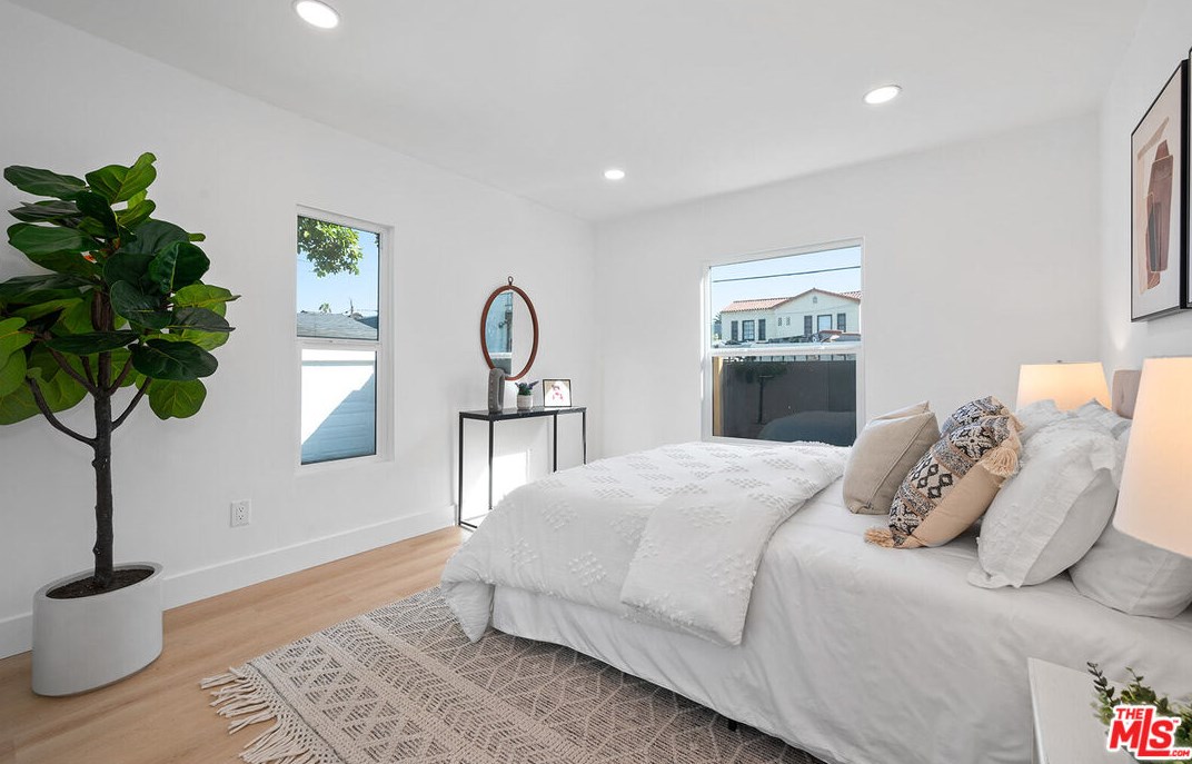 2758 Redondo Blvd, Los Angeles CA  90016-3468 exterior