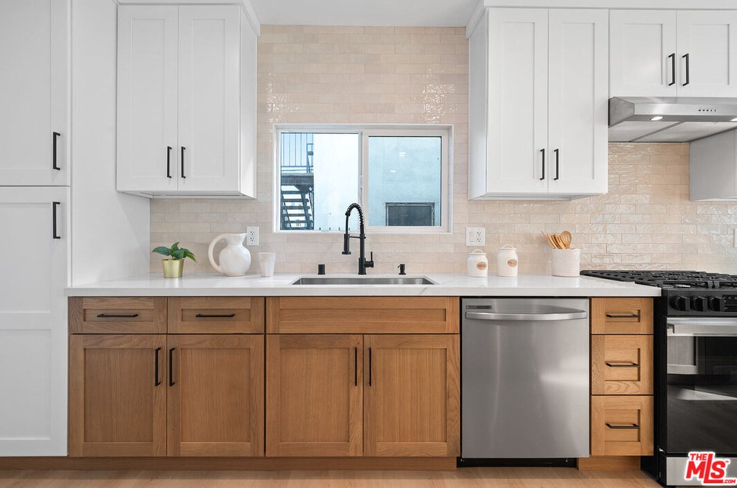 2758 Redondo Blvd, Los Angeles CA  90016-3468 exterior