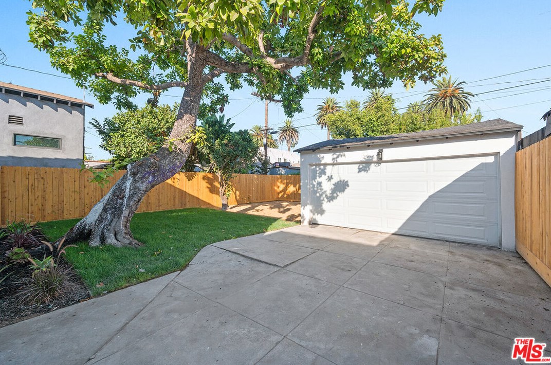 2758 Redondo Blvd, Los Angeles CA  90016-3468 exterior