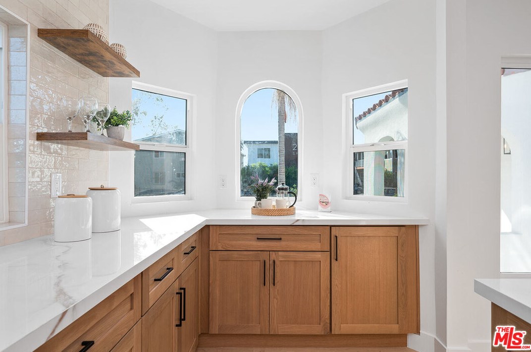 2758 Redondo Blvd, Los Angeles CA  90016-3468 exterior