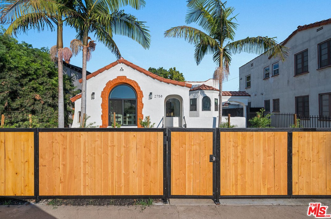 2758 Redondo Blvd, Los Angeles CA  90016-3468 exterior