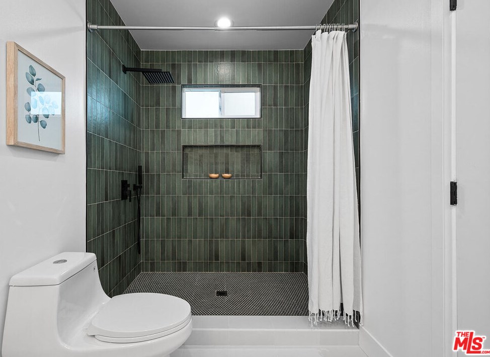 2758 Redondo Blvd, Los Angeles CA  90016-3468 exterior