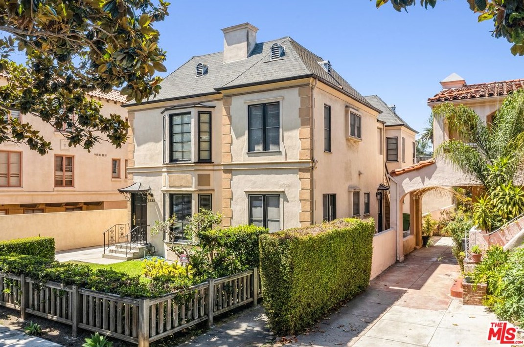 233 Gale Dr, Beverly Hills, CA 90211-3405