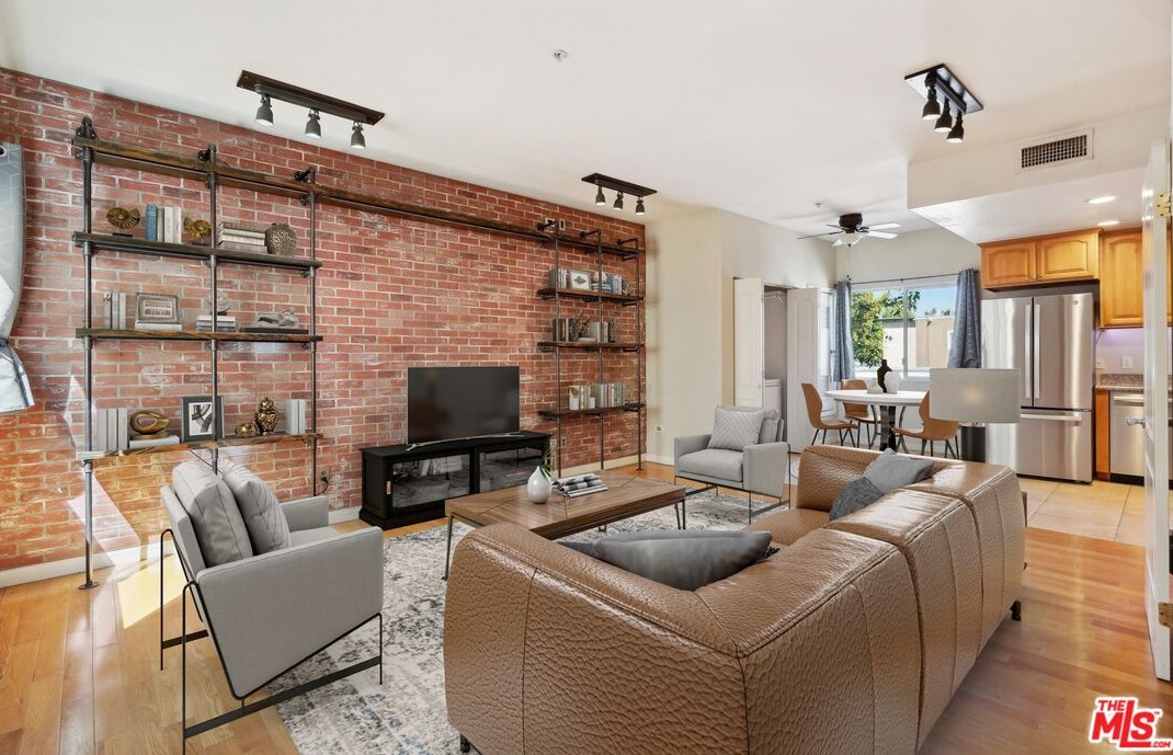 15053 Victory Blvd #11, Van Nuys, CA 91411