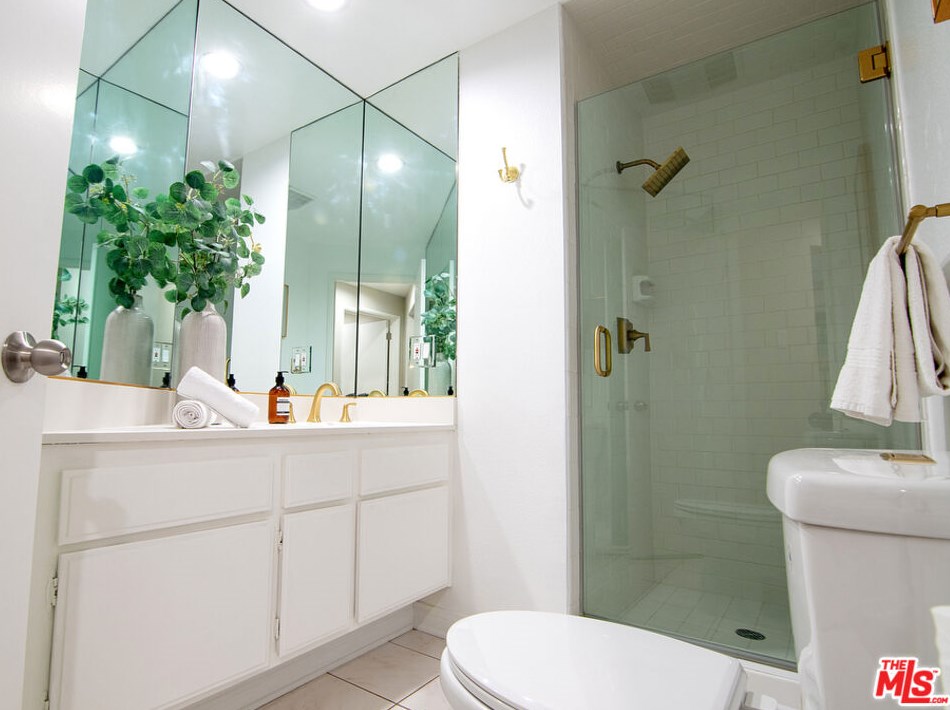 1315 Roxbury Dr, Los Angeles CA  90035-4737 exterior