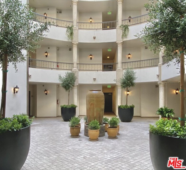 122 Clark Dr, Los Angeles, CA 90048-6316