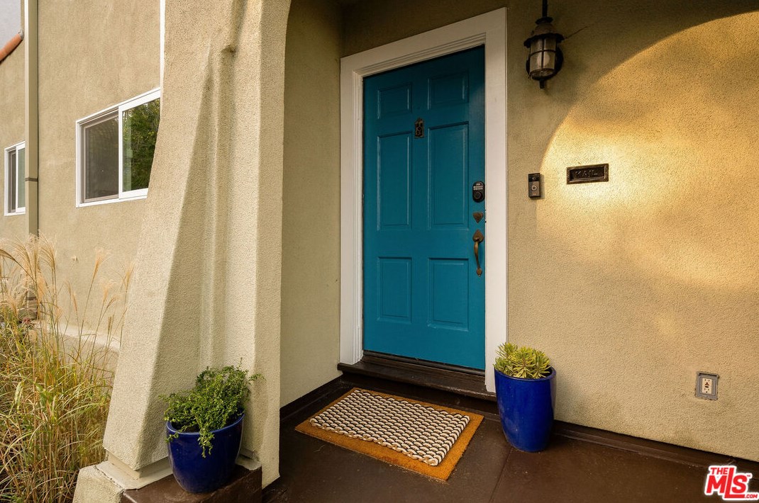 3311 Larissa Dr, Los Angeles, CA 90026-6210
