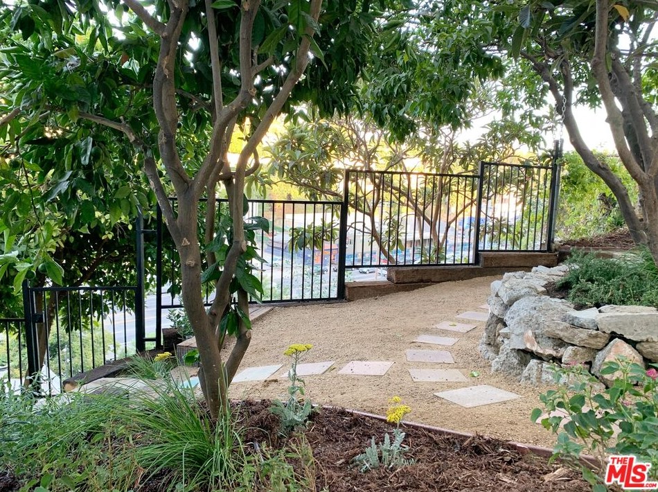 3311 Larissa Dr, Los Angeles CA  90026-6253 exterior