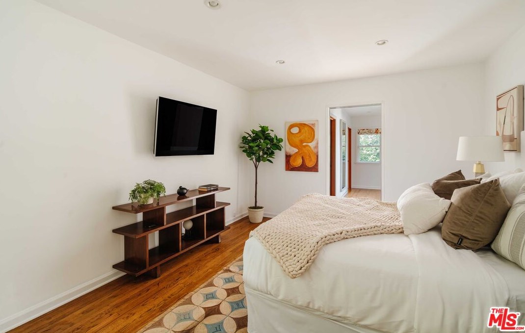 3949 Redwood Ave, Los Angeles CA 90066-5102 exterior