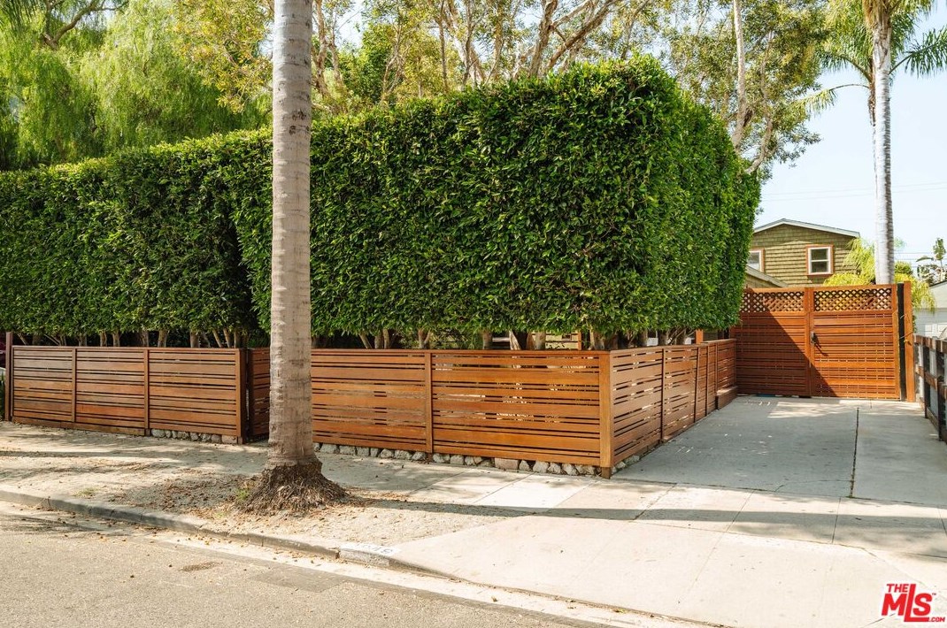 3949 Redwood Ave, Los Angeles CA 90066-5102 exterior